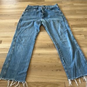 Wrangler 29x32 straight distressed jeans. 100% cotton